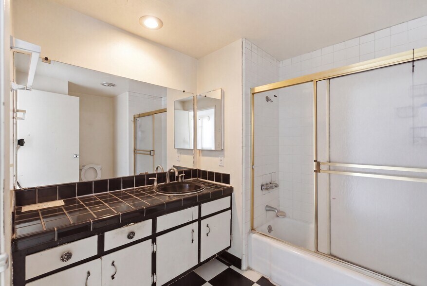 More Photos Of 18611 Clark St, Tarzana Apartments For Sale