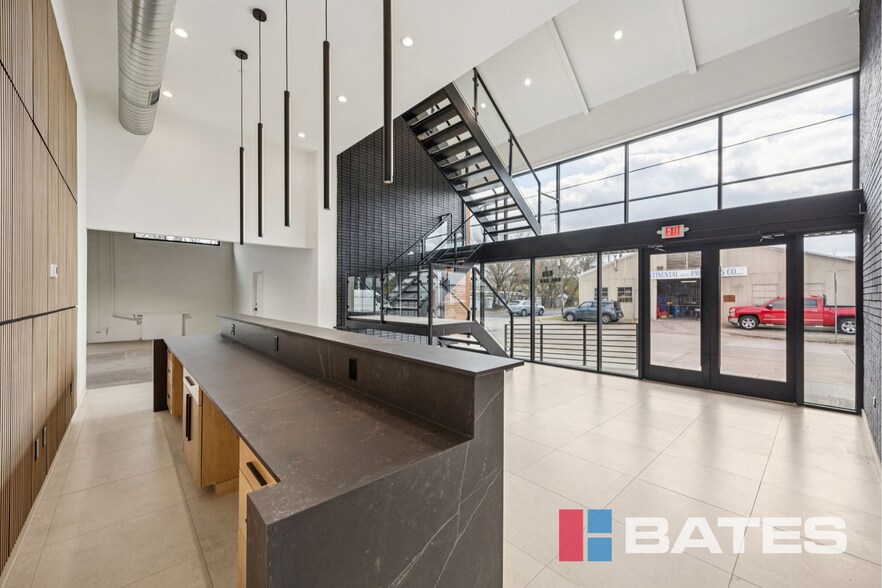 More Photos Of 131 Yorktown St, Dallas Showroom For Sale