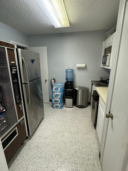 More Photos Of 11638 Sunbelt Ct, Baton Rouge Light Distribution For Lease