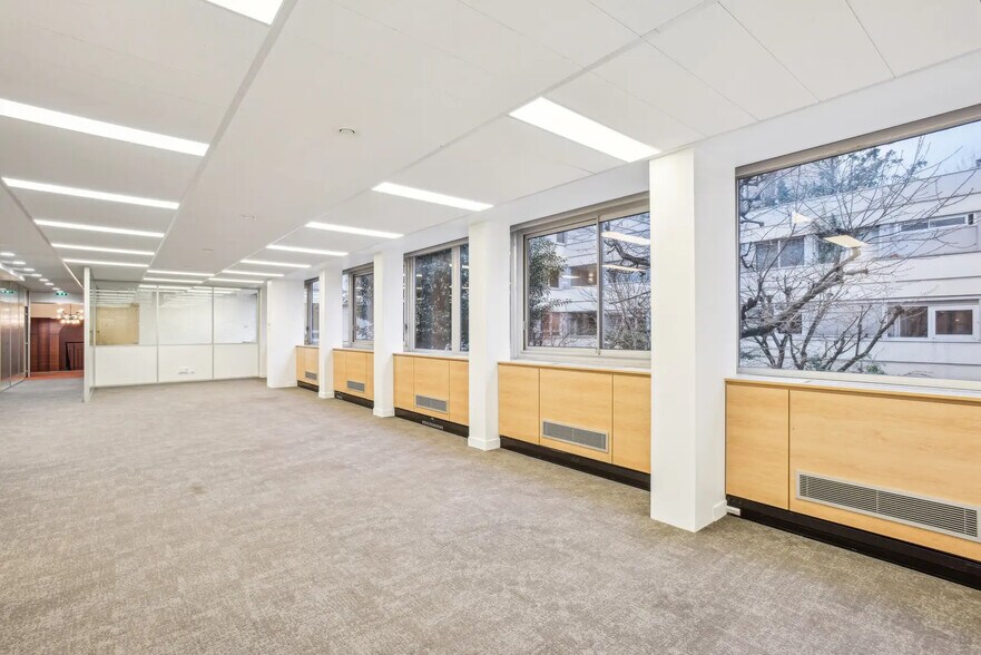 Primary Photo Of 118 Rue De Vaugirard, Paris Office For Sale