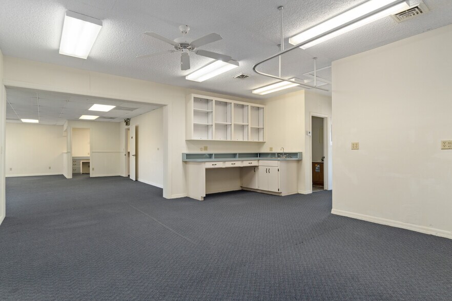 More Photos Of 300 S Line Ave, Inverness Medical For Sale