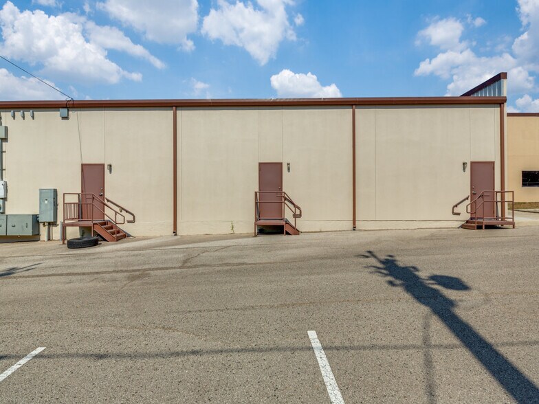 More Photos Of 4926 Golden Quail, San Antonio Storefront For Sale