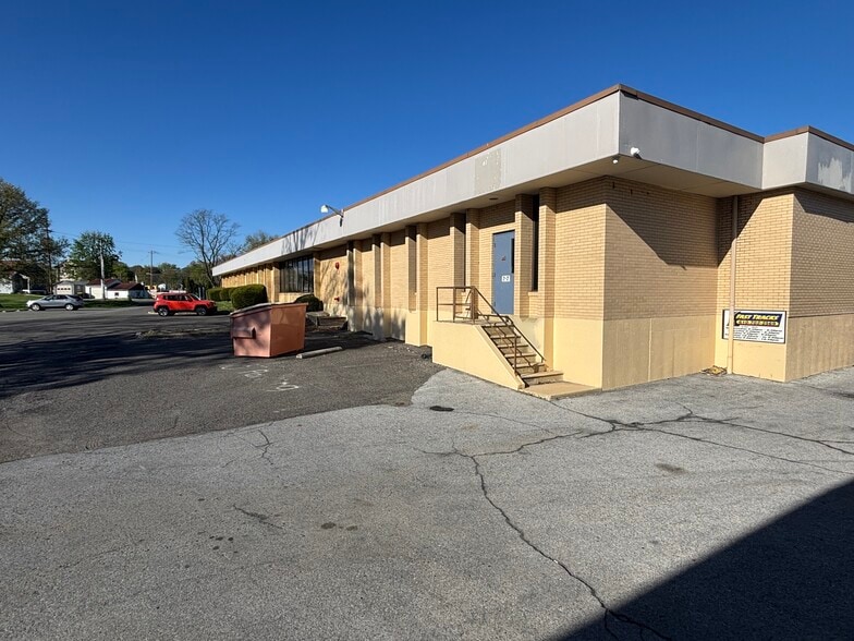 More Photos Of 20 N Front St, Bally Distribution For Sale