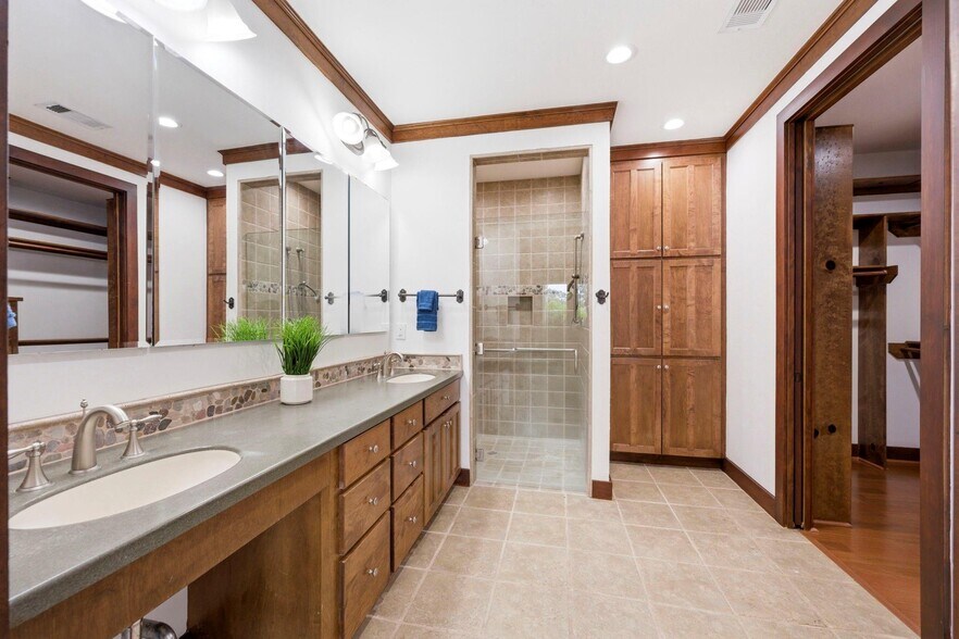 More Photos Of 43 Pool Rd, Richards Specialty For Sale