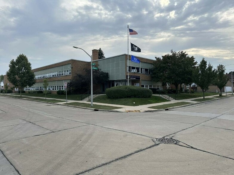Primary Photo Of 6753 W Rogers St, West Allis Schools For Lease