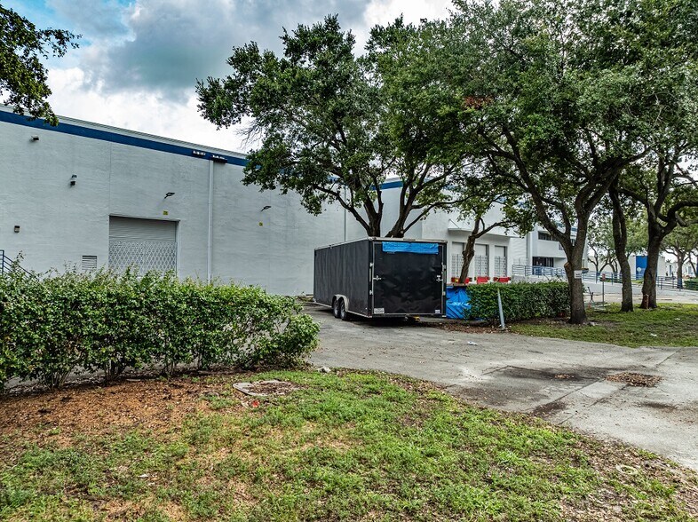 More Photos Of 4915 NW 159th St, Miami Lakes Warehouse For Lease
