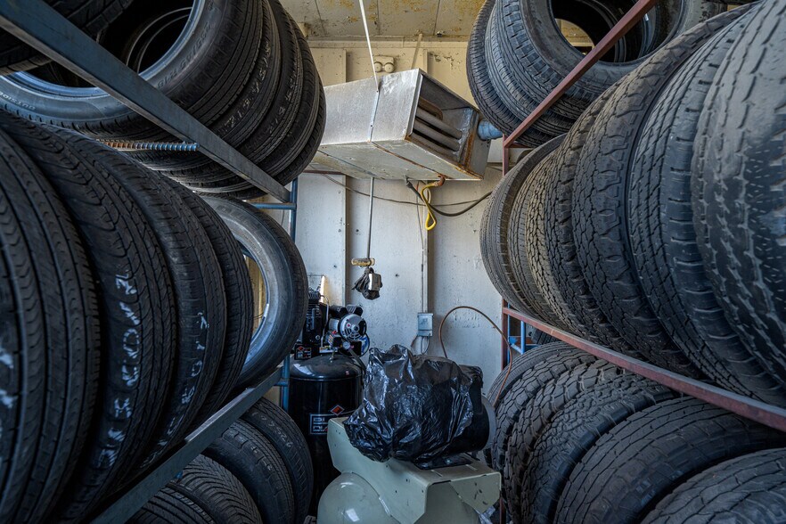 More Photos Of 1320 S Austin Ave, Denison General Retail For Sale