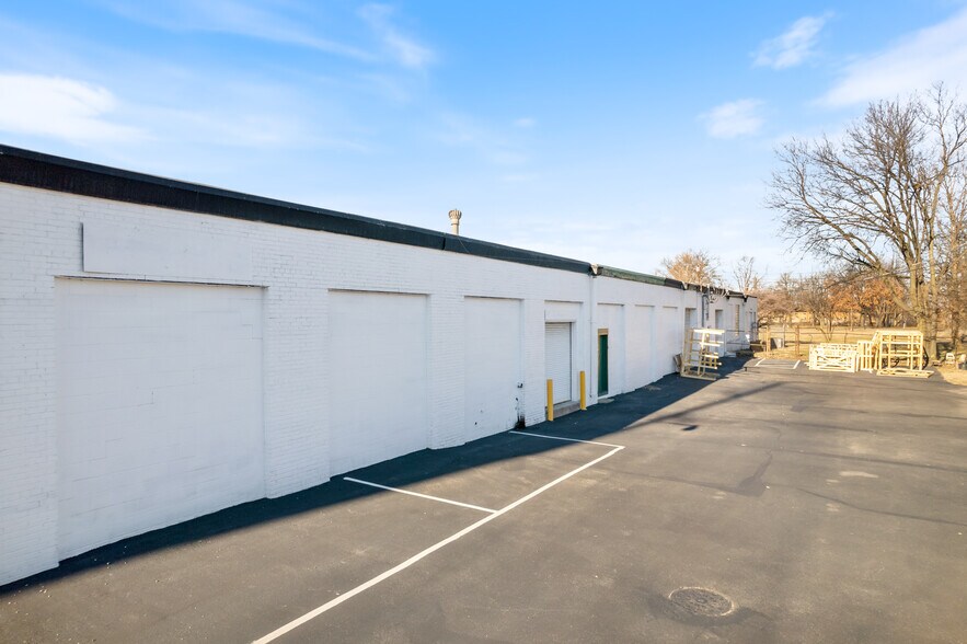 More Photos Of 1500 Algonquin Pky, Louisville Warehouse For Lease
