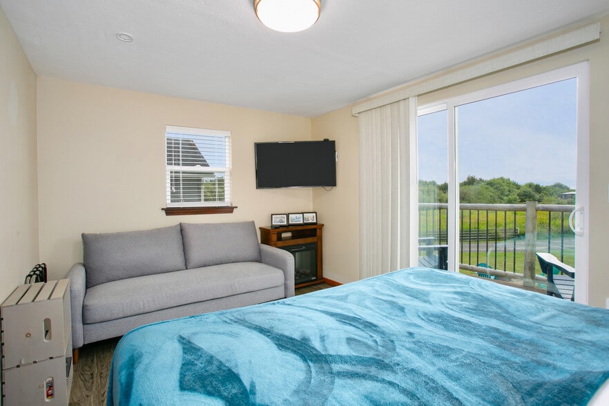 More Photos Of 2013 State Route 105, Grayland Hotel For Sale