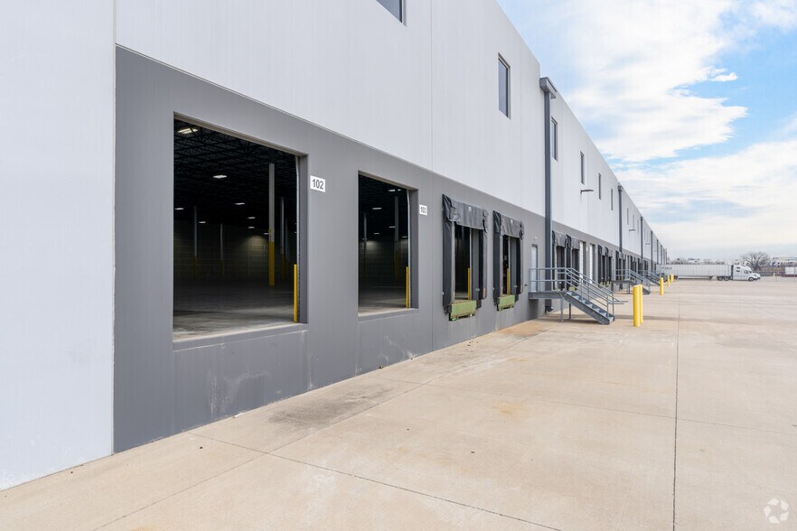 More Photos Of 5400 N Hanley Rd, Saint Louis Warehouse For Lease