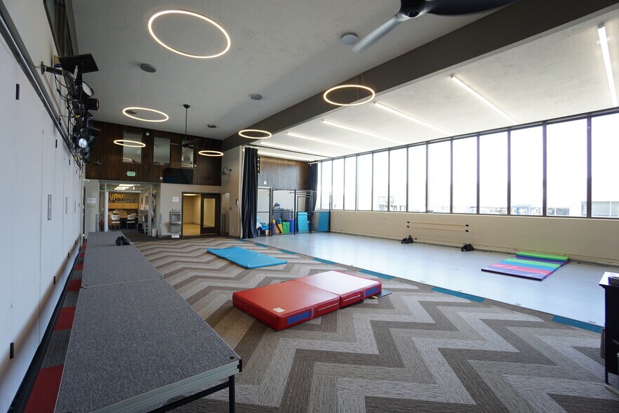 More Photos Of 401 S 7th St, Sunnyside Bank For Sale