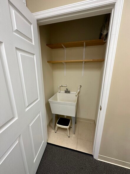 More Photos Of 4903 Starkey Rd, Roanoke Medical For Lease