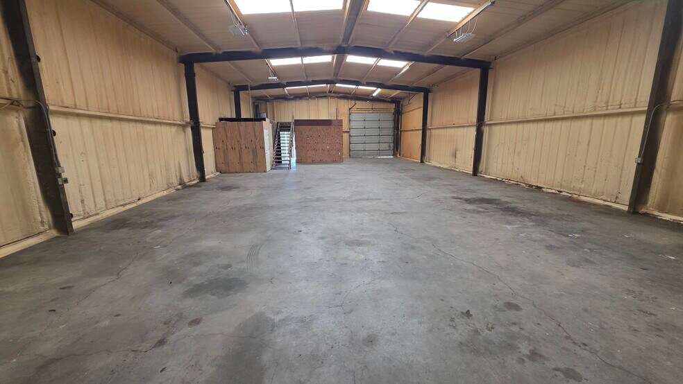 More Photos Of 1609 E Taylor Ave, Midland Warehouse For Lease