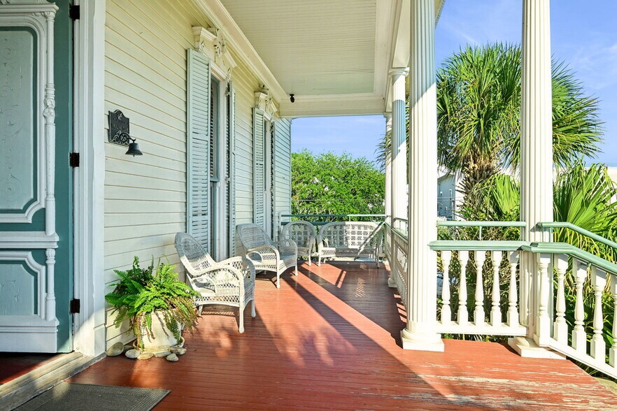 More Photos Of 2001 Lakeshore Dr, Mandeville Office For Sale