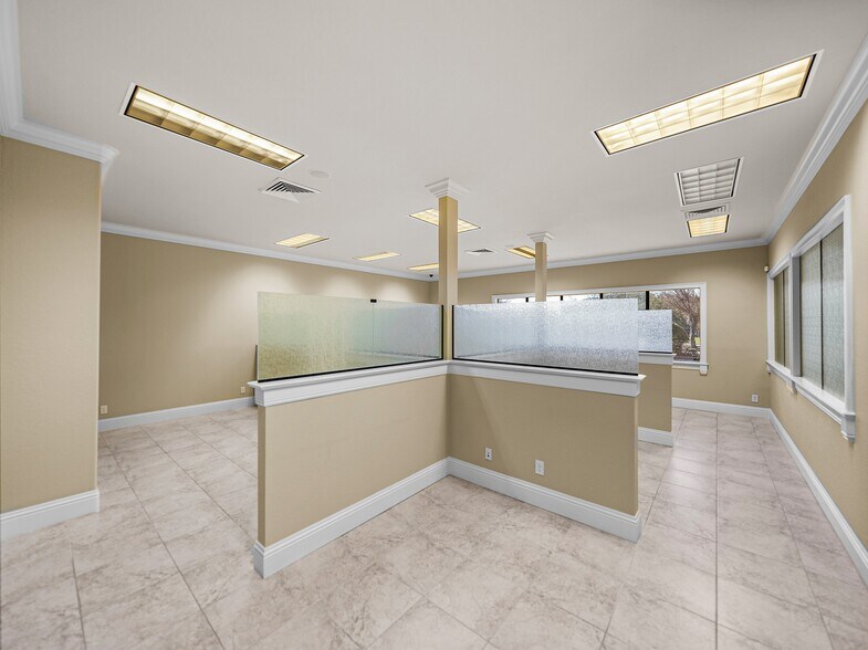 More Photos Of 1820 E Edgewood Dr, Lakeland Medical For Sale