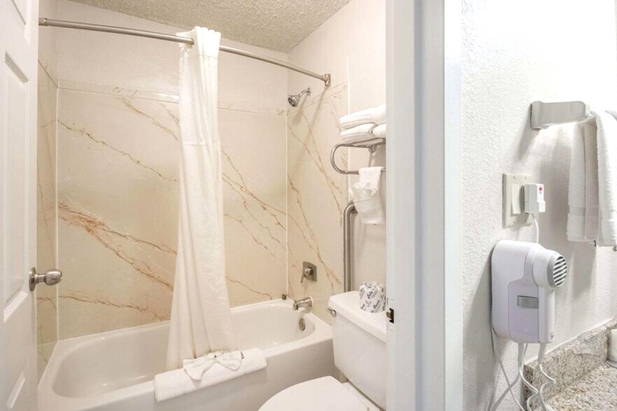 More Photos Of 658 S Westdale Dr, Wichita Hotel For Sale