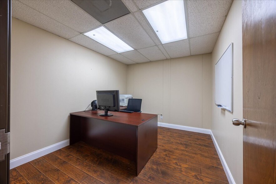 More Photos Of 812 Lexington Dr, Plano Office For Sale