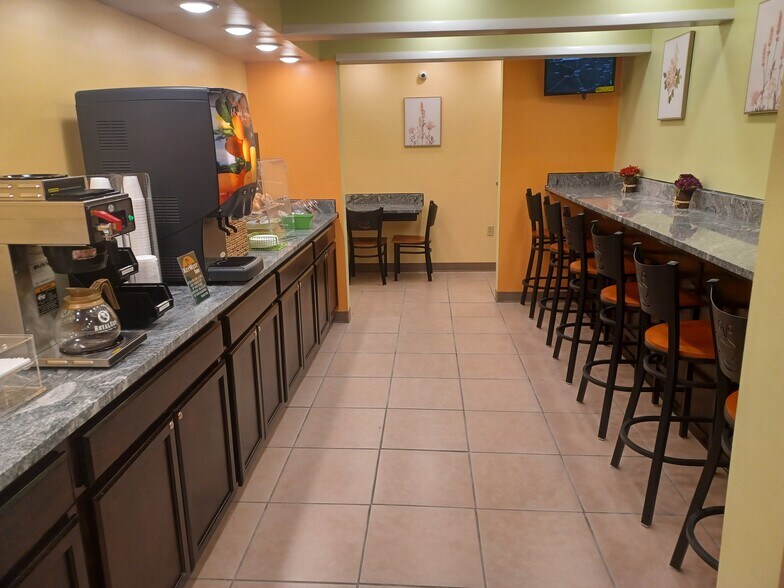 More Photos Of 224 River Road Dr, Hamilton Hotel For Sale