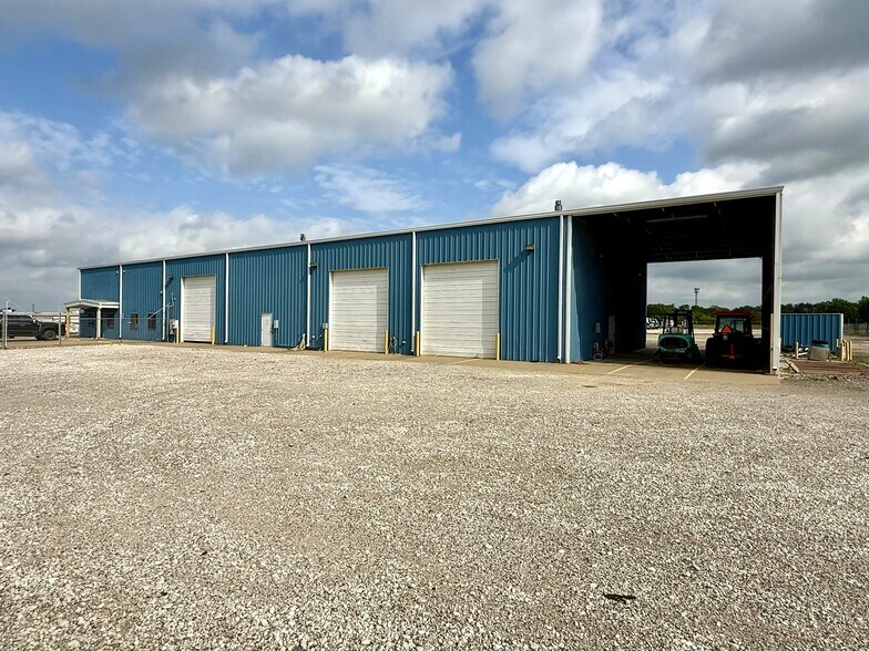 More Photos Of 110 E Barnett Dr, Cleburne Warehouse For Lease