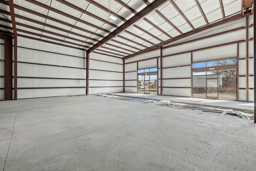 More Photos Of 202 W 1st St, Taylor Flex For Lease