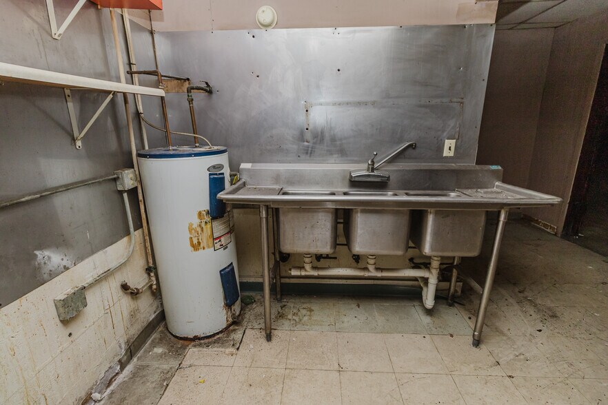 More Photos Of 1015 S Meridian Ave, Wichita Auto Repair For Sale