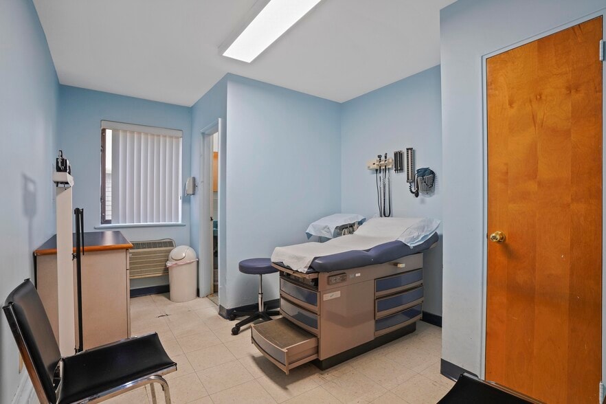 More Photos Of 72-41 Grand Ave, Flushing Medical For Lease