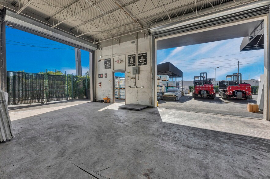 More Photos Of 801 N 21st Ave, Hollywood Distribution For Lease