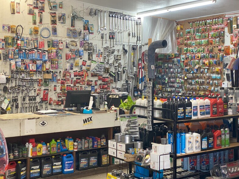 More Photos Of 320 S Mulberry St, Pearsall Auto Repair For Sale