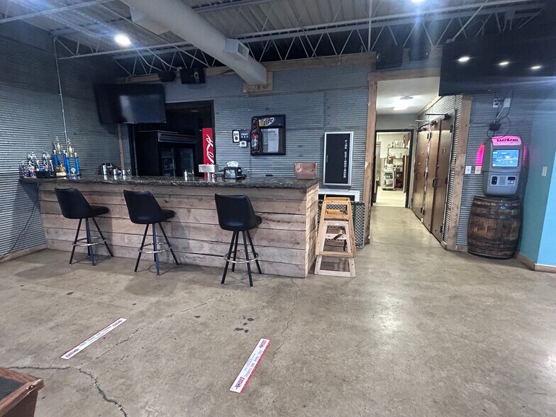 More Photos Of 615 N Main St, Mitchell General Retail For Sale