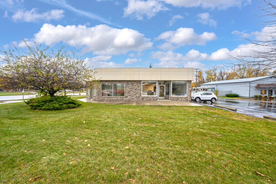 More Photos Of 2250 Pontiac Rd, Auburn Hills Office For Lease