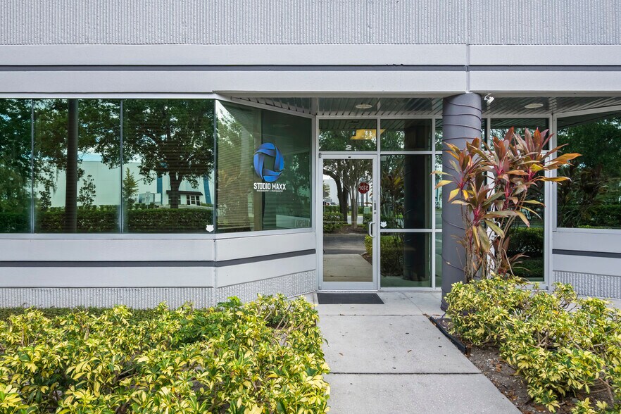 More Photos Of 7901 Kingspointe Pky, Orlando Flex For Lease