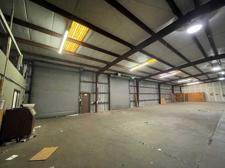 More Photos Of 2317-2319 Griffin Rd, Leesburg Warehouse For Lease
