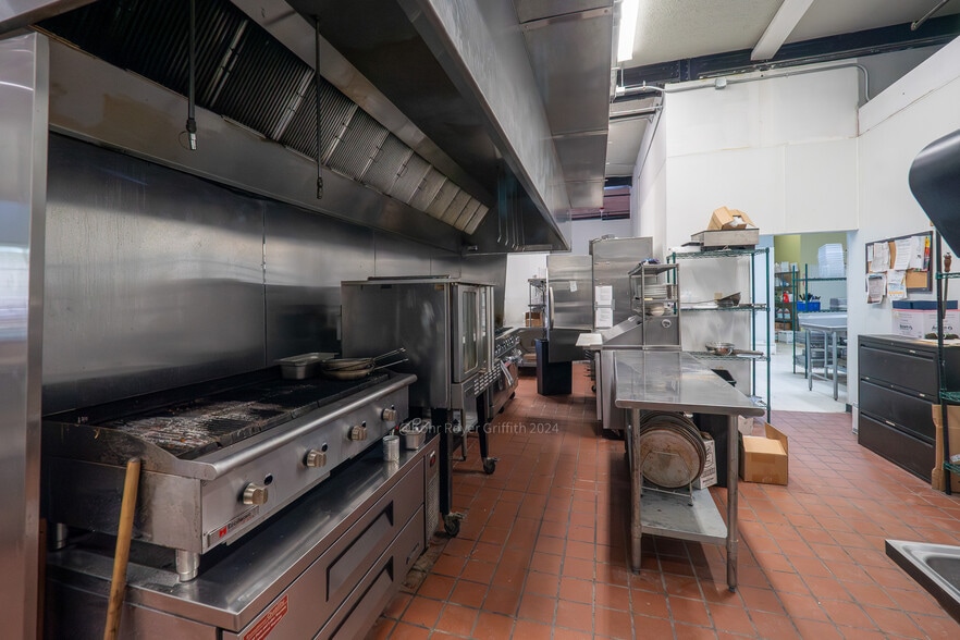 More Photos Of 143 W Center St, Marion Bar For Lease