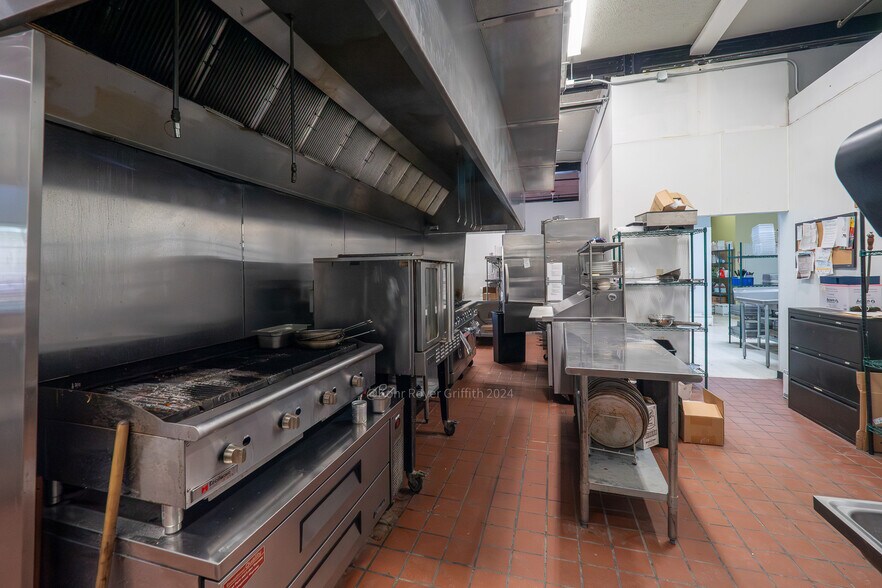 More Photos Of 143 W Center St, Marion Bar For Sale