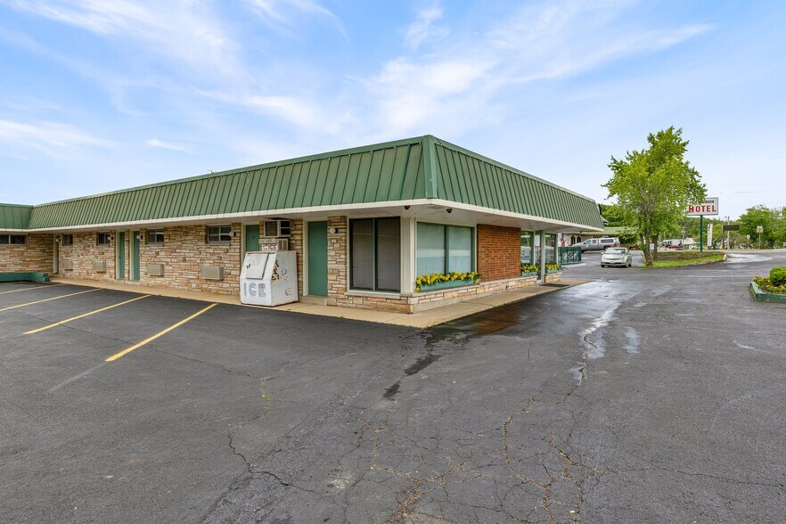 More Photos Of 310 S McCune St, Pilot Knob Hotel For Sale