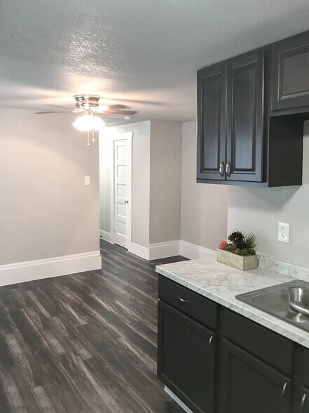 More Photos Of 214 W Republic St, Baytown Apartments For Sale