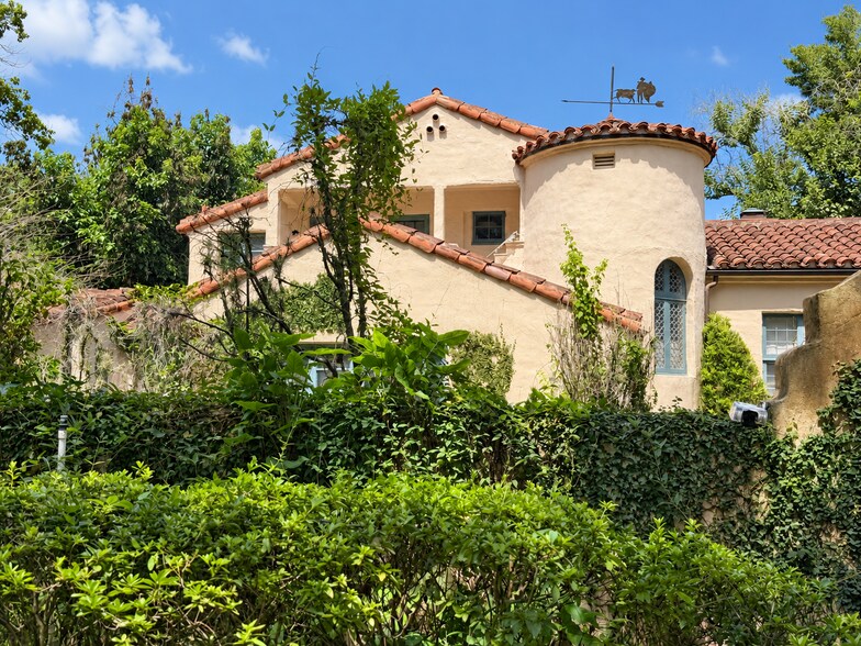 More Photos Of 617 N Interlachen Ave, Winter Park Specialty For Sale