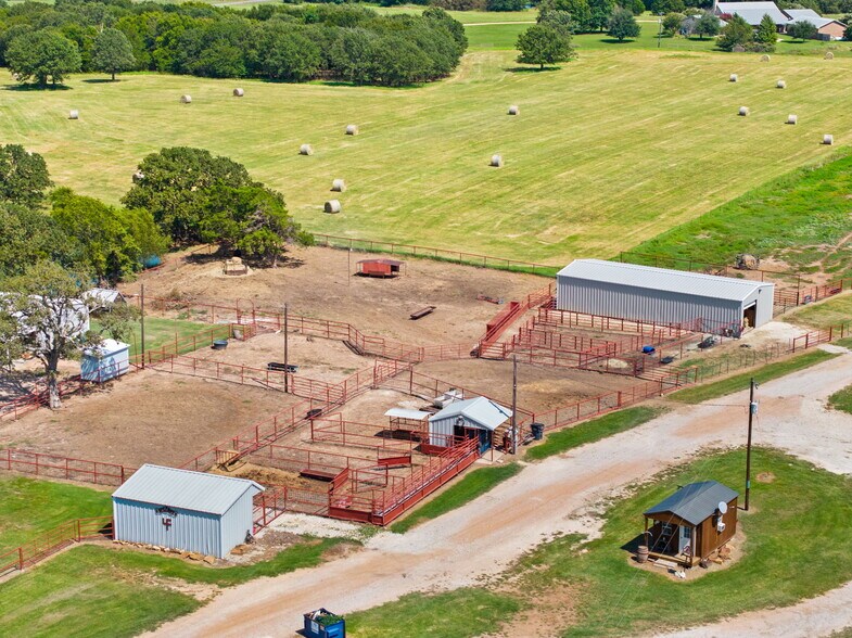 More Photos Of 204 County Road 107, Whitesboro Horse Stables For Sale