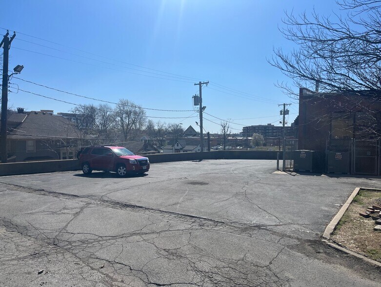 More Photos Of 3917 Broadway St, Kansas City Office For Lease