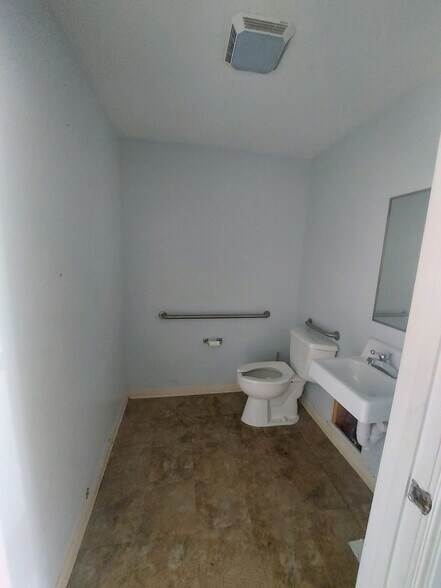 More Photos Of 640 Merrimon Ave, Asheville Unknown For Lease