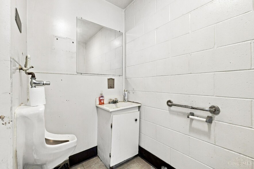More Photos Of 1077 Millville Ave, Hamilton Freestanding For Sale