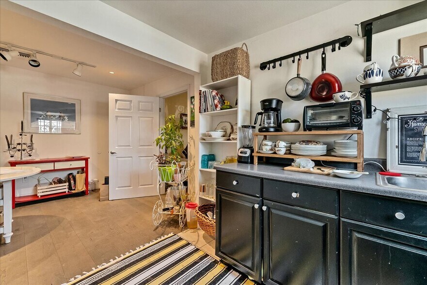 More Photos Of 19709 Ventura Blvd, Woodland Hills Office For Lease