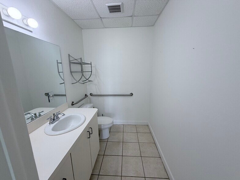 More Photos Of 42 Barkley Cir, Fort Myers Medical For Lease