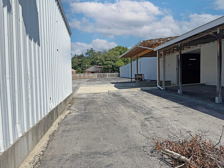 More Photos Of 60 Bells Ln, Junction City Warehouse For Sale