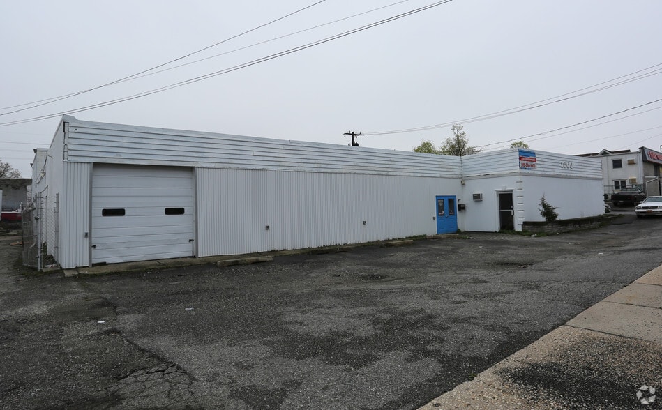 More Photos Of 1000 Fulton St, Farmingdale Warehouse For Lease