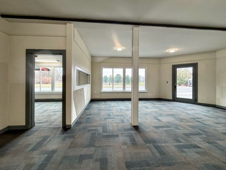 More Photos Of 435 Deerfield St, Greenfield Freestanding For Sale