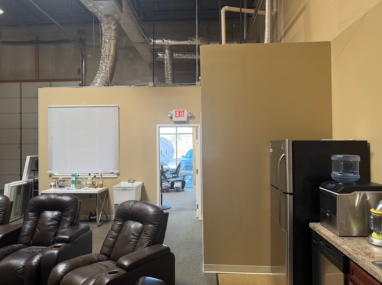 More Photos Of 195 Kendall Point Dr, Oswego Manufacturing For Lease