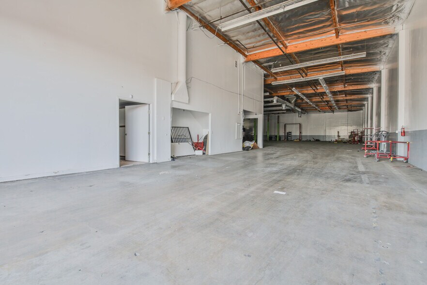 More Photos Of 9130 Glenoaks Blvd, Sun Valley Manufacturing For Lease