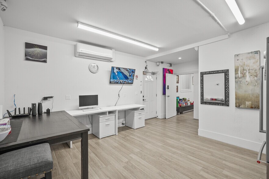 More Photos Of 1130 N Hollywood Way, Burbank Freestanding For Lease