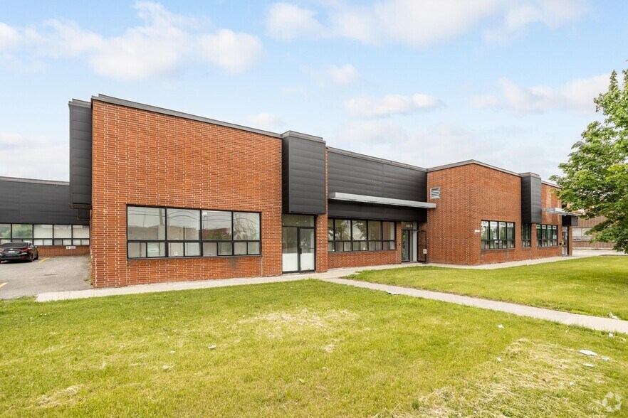 More Photos Of 837-845 Rue Tecumseh, Dollard-des-Ormeaux Warehouse For Lease
